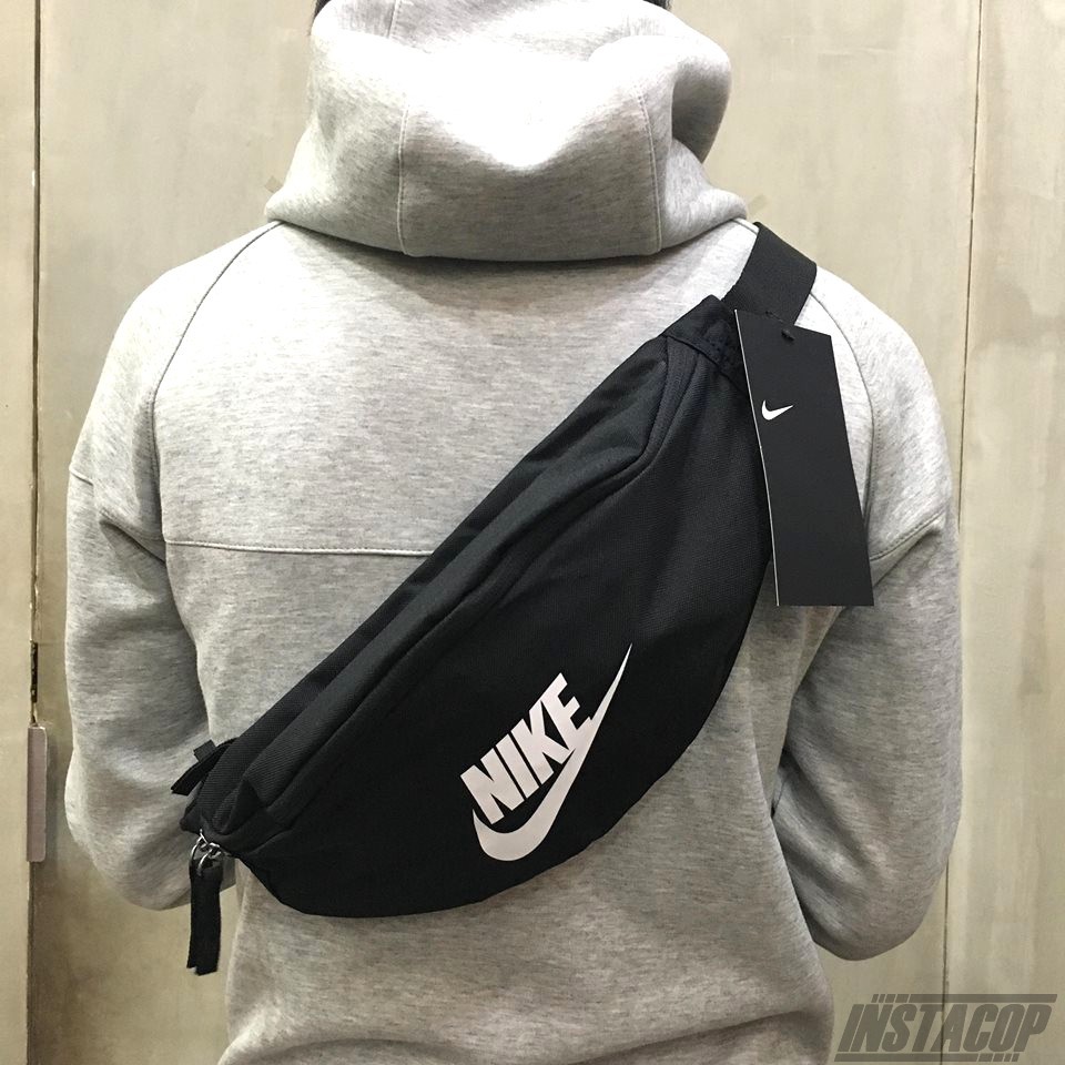 nike heritage bumbag in black