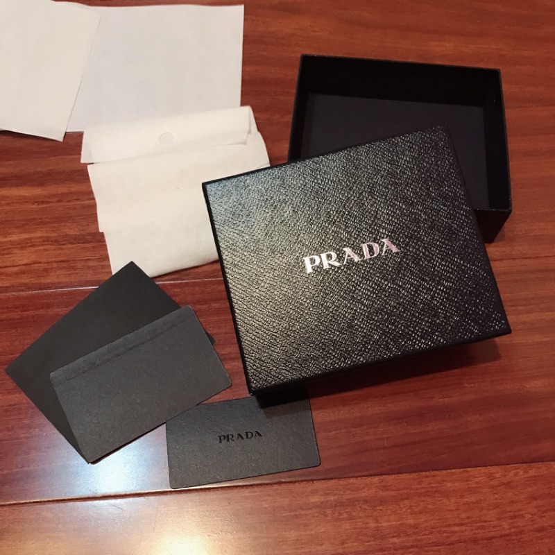 全新 PRADA 紙盒 （短夾）義大利購回