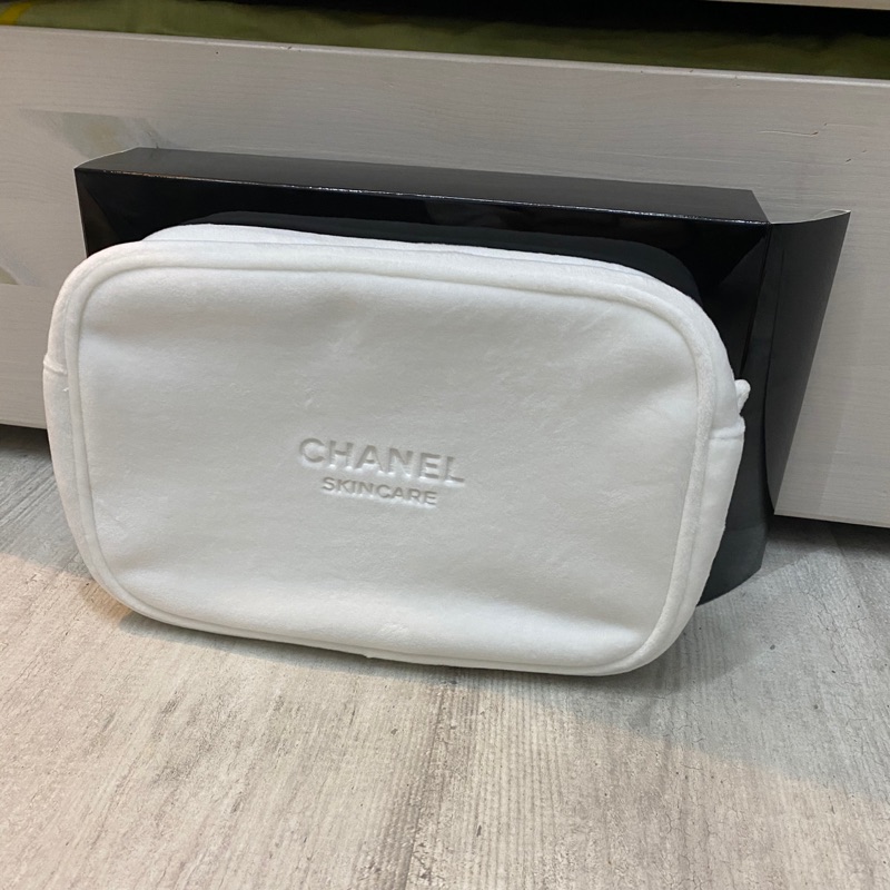 全新 Chanel化妝品贈品 全白毛毛化妝包