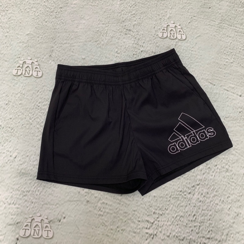 《TNT》ADIDAS 1/4 SHORTS BOS 女 單層 平織 大logo 運動短褲 GJ9028