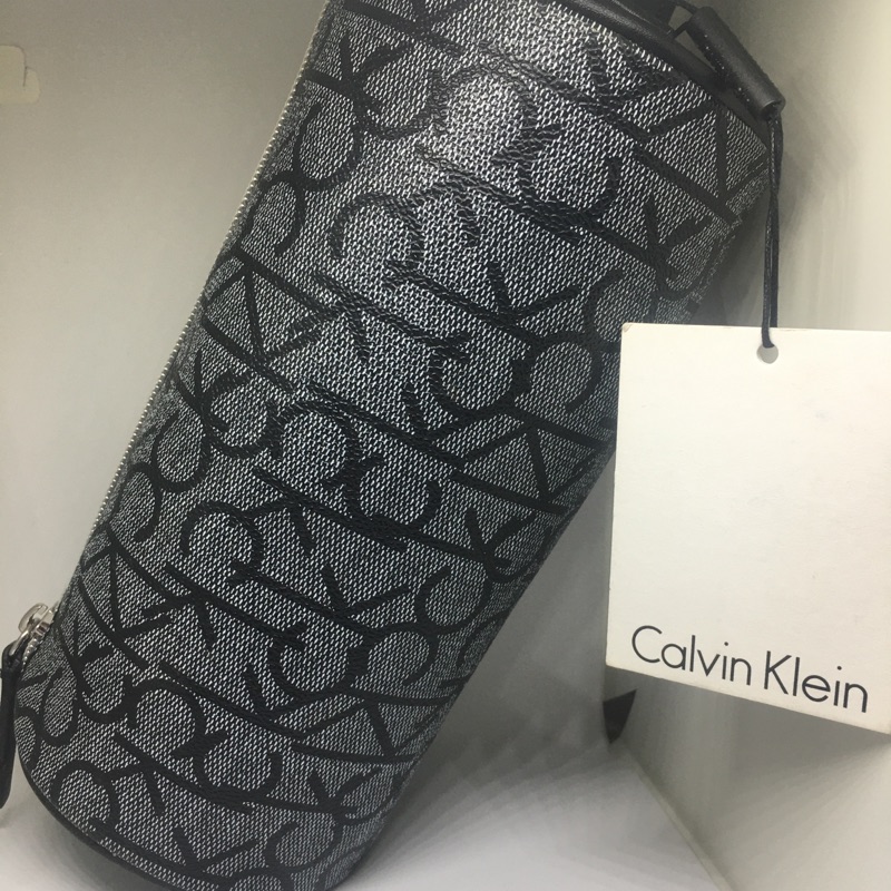 Calvin Klein 圓筒化妝包