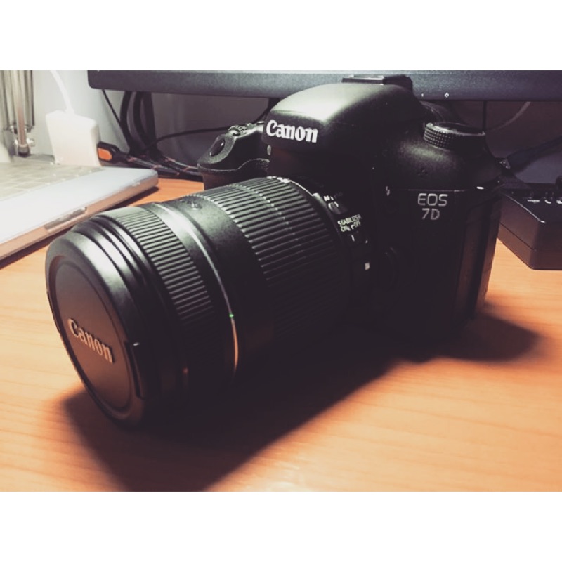 單眼相機 Canon EOS 7D APS-C 旗艦機皇 + 18－135 KIT 鏡（送記憶卡 4Ｇ 兩張、電池手把）