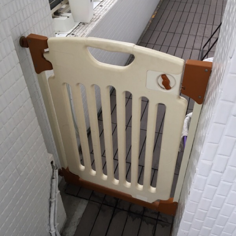 [二手]Babygate 幼兒安全門欄 有使用痕跡 其中一橡膠片有破損，但不影響功能，買兩個送IKEA 嬰兒椅