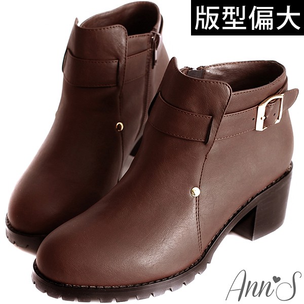 Ann’S簡約感設計釦帶韓系粗跟短靴-咖