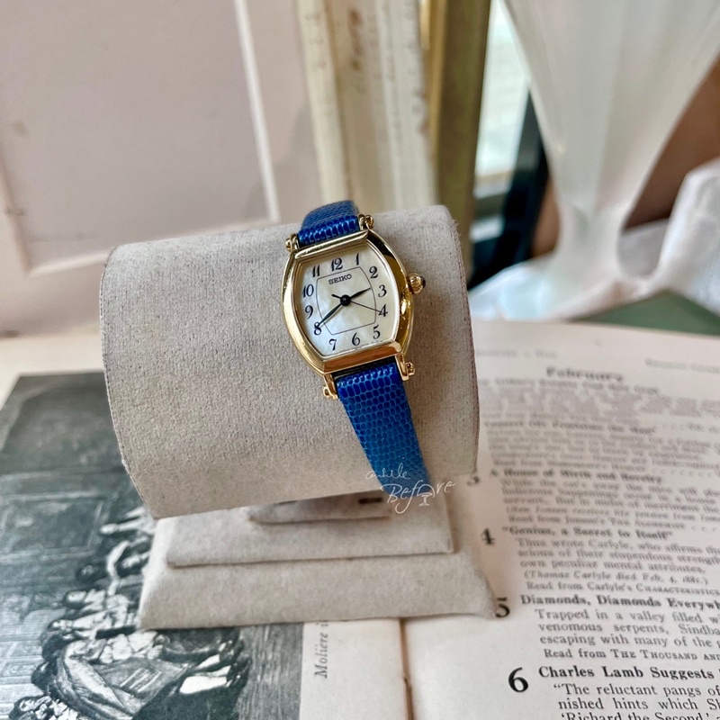 SEIKO • Vintage • 美品 90’s 經典酒桶型 珍珠母貝面盤 極小錶面 寶藍真皮錶帶 古董石英錶