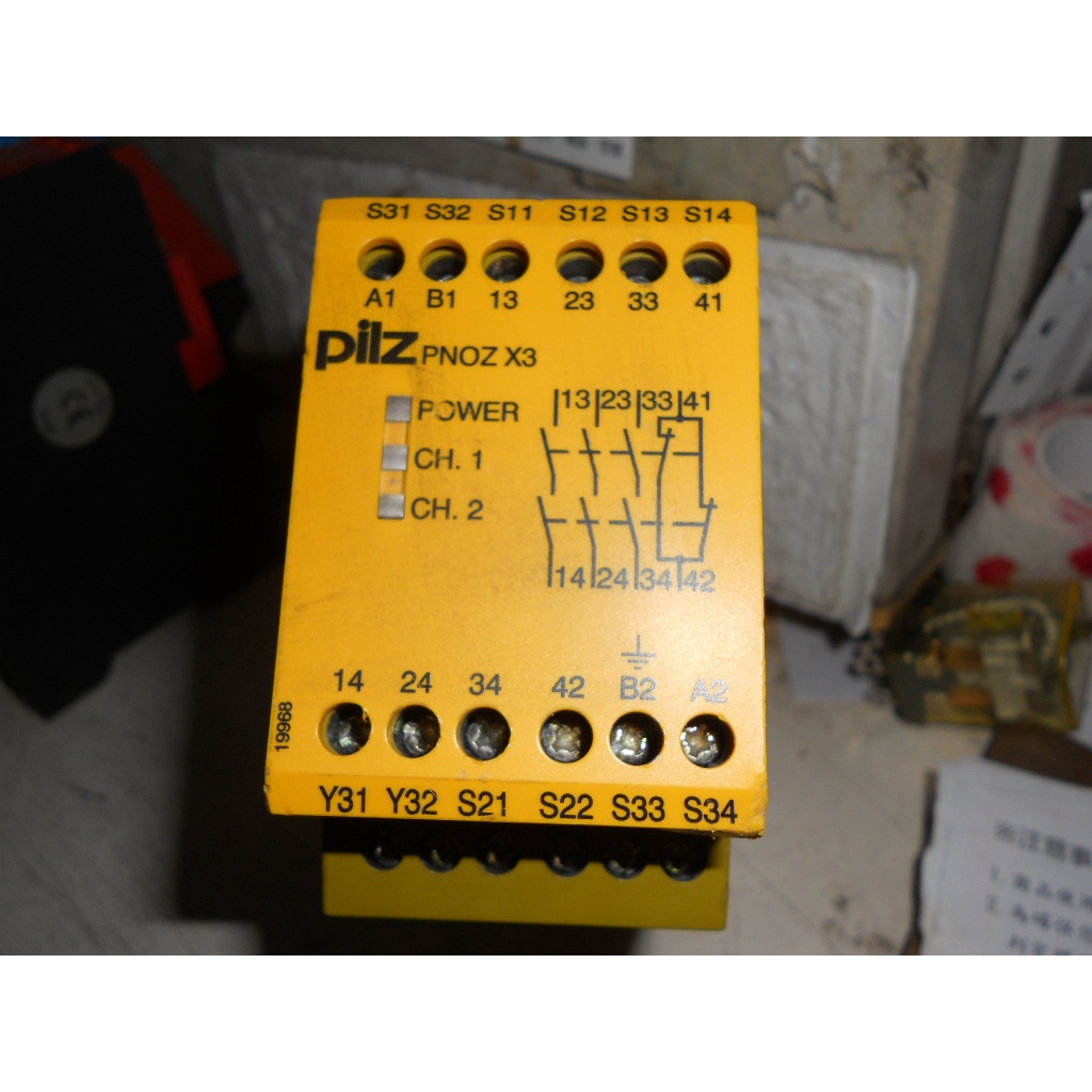 Pilz 安全繼電器 PNOZ X3  230VAC 24VAC DC3n/o 1n/c 1so (後)