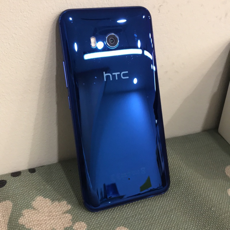 HTC U11 保固中 高階機高容量128G 兩側ㄧ壓即可拍照 鏡面設計好亮麗。空機。二手機。9成新。