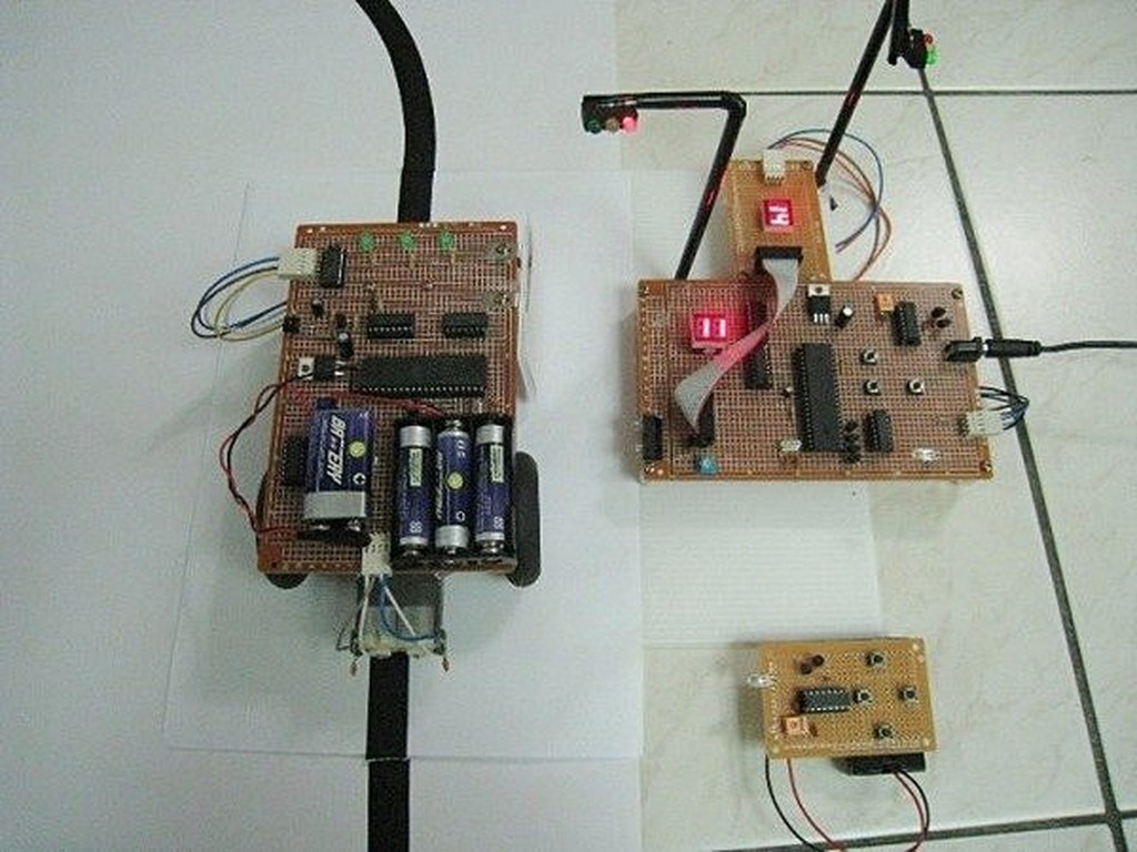 『好人助教』8051專題製作：紅綠燈模擬控制器+尋跡自走車+紅外線遙控 學生專題