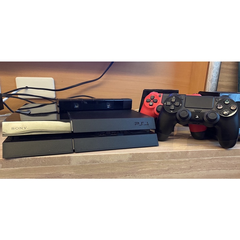 PS4 +2手把+攝像鏡頭！還有遊戲片，價格可議～