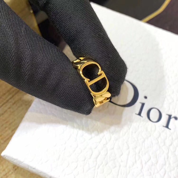 原廠現貨dior 迪奧戒指經典cd鏤空金色戒指采用原版一致黃銅材質精工打造全網最高品質潮牌定制 蝦皮購物