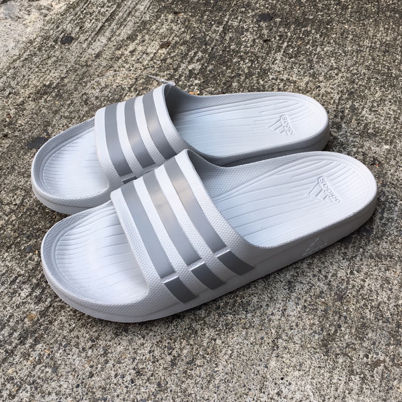 《TNT》ADIDAS DURAMO SLIDE 男/女 輕量 ㄧ體成型 不怕臭 寬版 運動拖鞋 霧灰 B44298