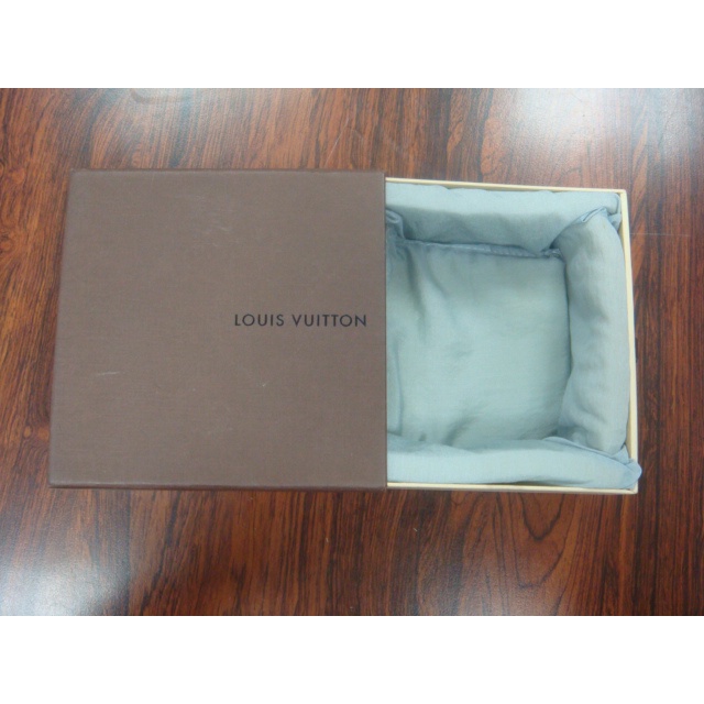 LOUIS VUITTON ~LV名牌紙盒子 內有柔軟海棉,海棉內大約10*11,保護珍貴物品~二手略有小污請看照片