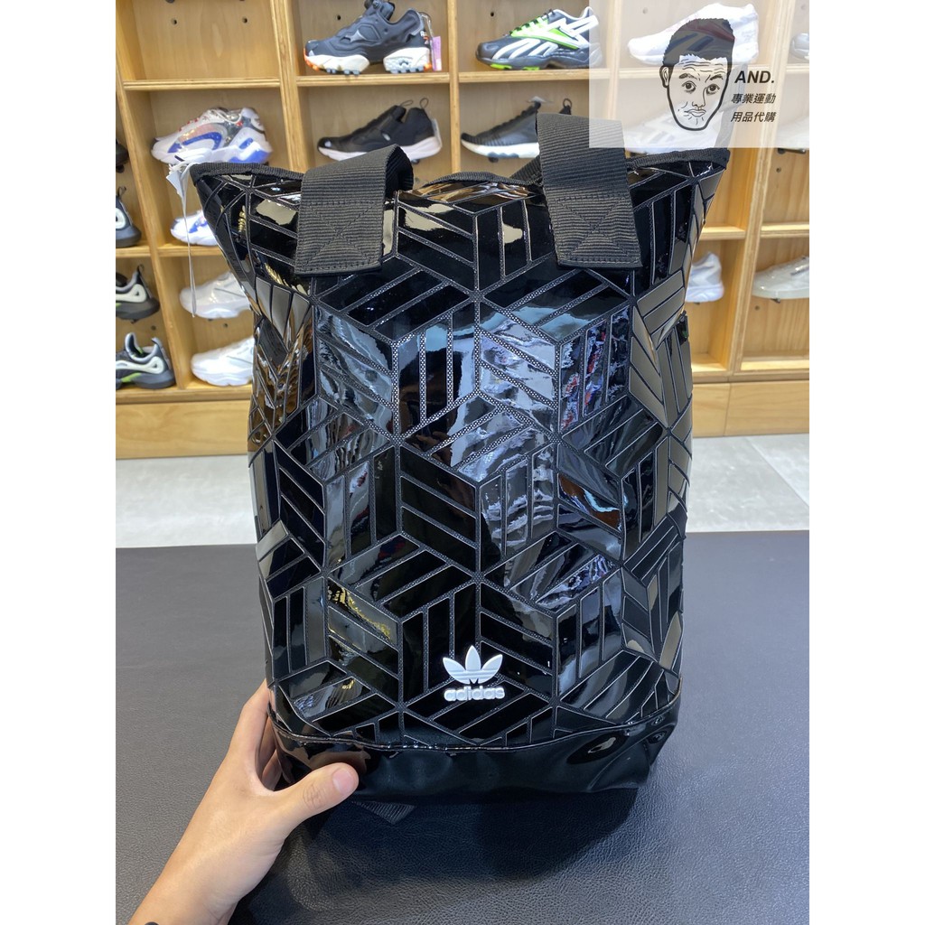 【AND.】ADIDAS 防潑 後背包 手提包 兩用 亮面 幾何圖形 黑色 FL9675