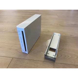 Wii主機附支架 遙控器x1 雙截棍遙控器全新x1 紅外線感應器x1 遙控器保護套x2 體感感測加強器x1 保存狀況良好