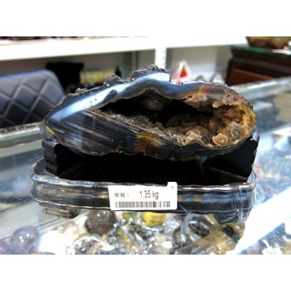 [[晶晶洞洞]]原皮巴西瑪瑙象水晶洞.重1.35公斤