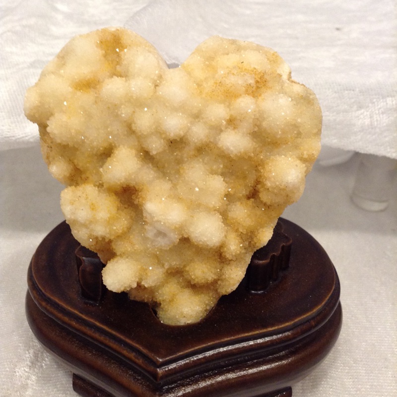 天然珊瑚玉水晶異象黃晶花 愛心形狀 7.5*7公分 不含座137g