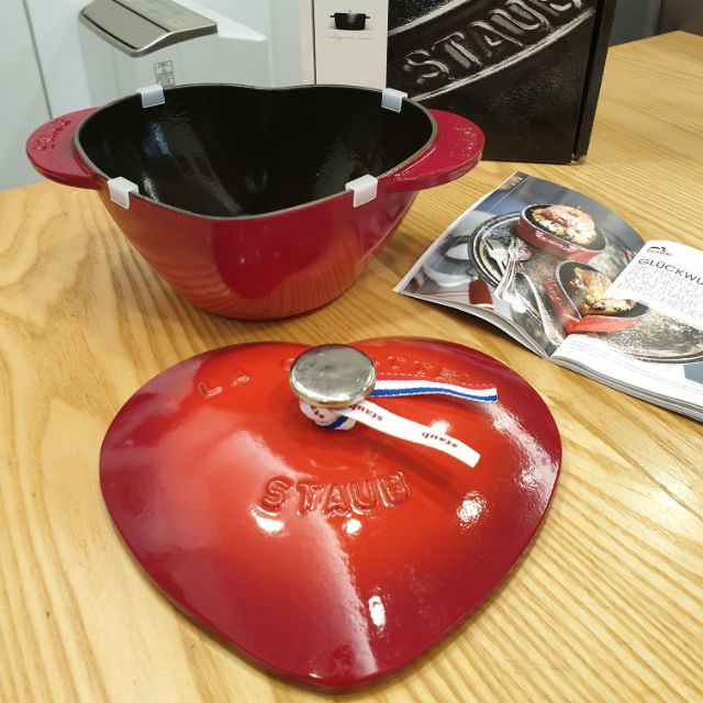 Staub 櫻桃紅愛心鍋