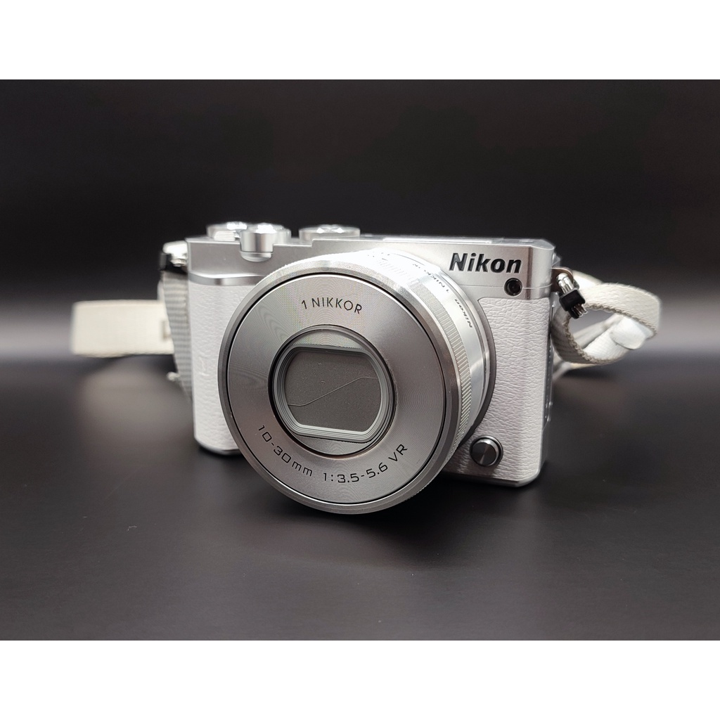 NIKON 尼康 1 J5 10-30mm VR 18.5mm f/1.8 類單眼+兩顆鏡頭 白色 二手