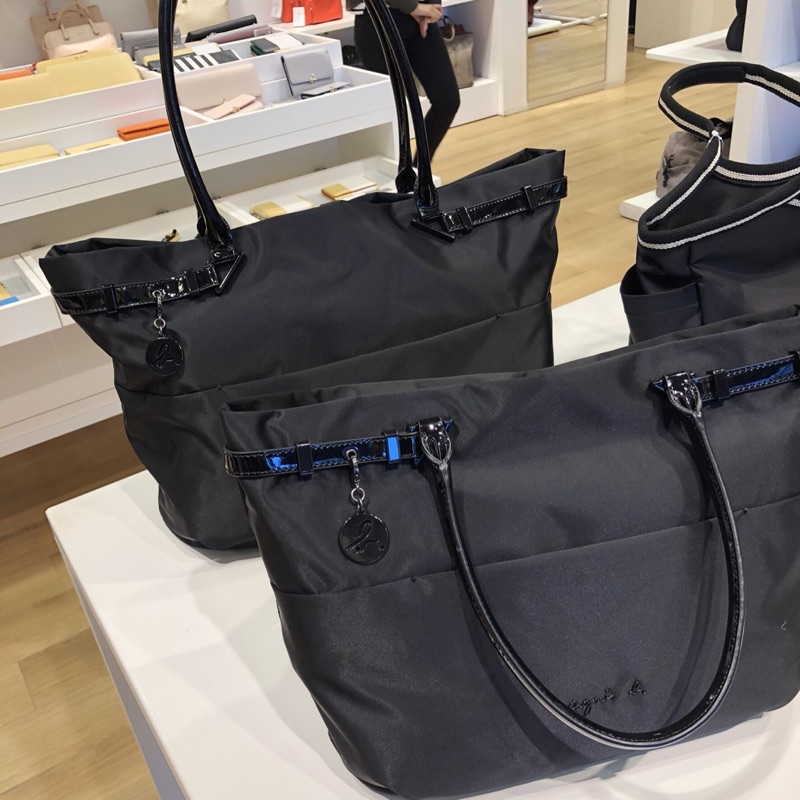 Agnes B Voyage 黑色尼龍漆皮托特包有小b吊飾保證正品鐵牌吊飾 蝦皮購物
