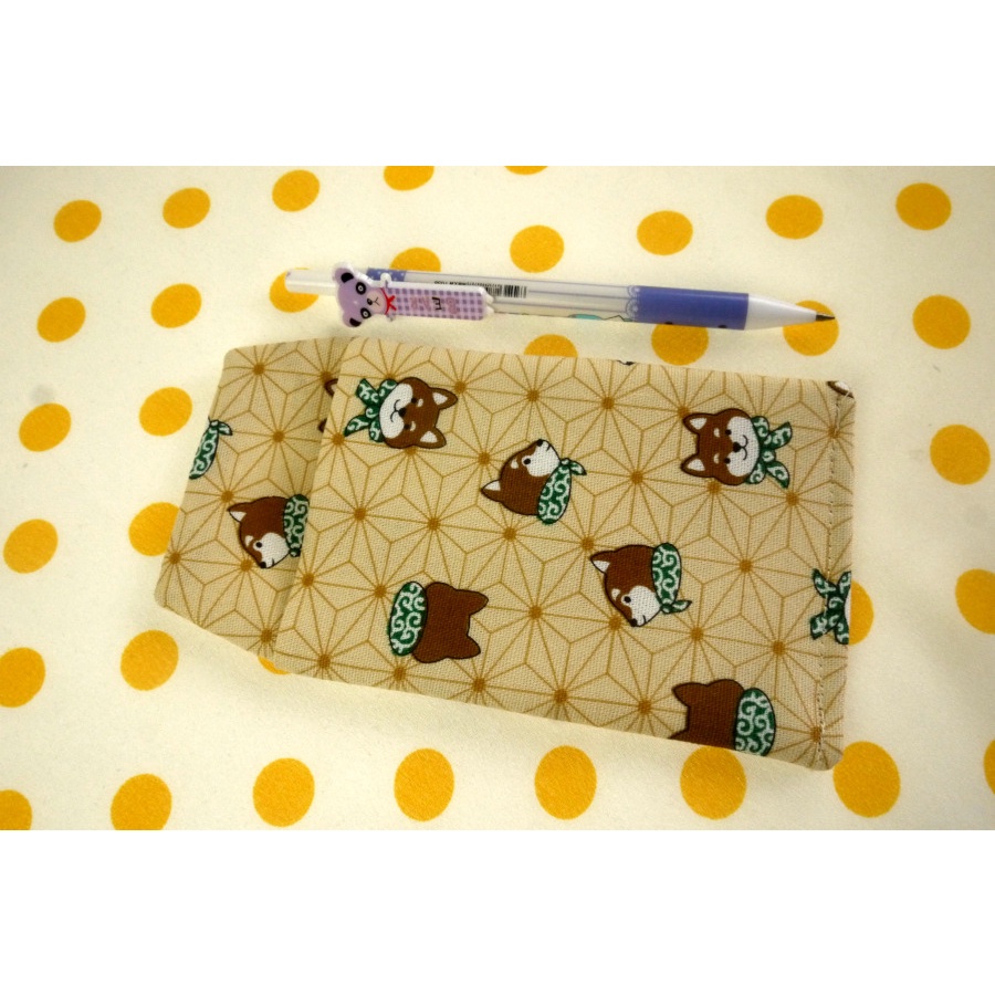 【寶貝童玩天地】【HO121-13】醫師袍口袋型筆袋 (無前蓋) -可愛款 柴犬綠領 米底