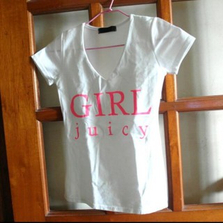 GIRL juicy字母質感印花V領上衣 T-Shirt