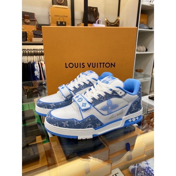 鹿晉歐美精品🦌 Louis Vuitton LV TRAINER 1A9ZI6 北卡藍牛仔刺繡小白鞋