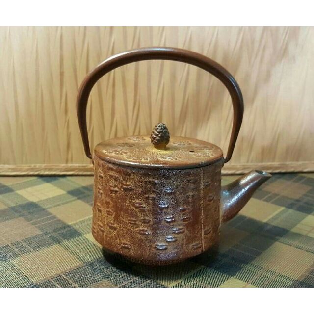 《早期日本精緻小鐵壺》
《這是正日本製的鐵壺，不是後來坊間中國大陸代工的鐵壺....》1209