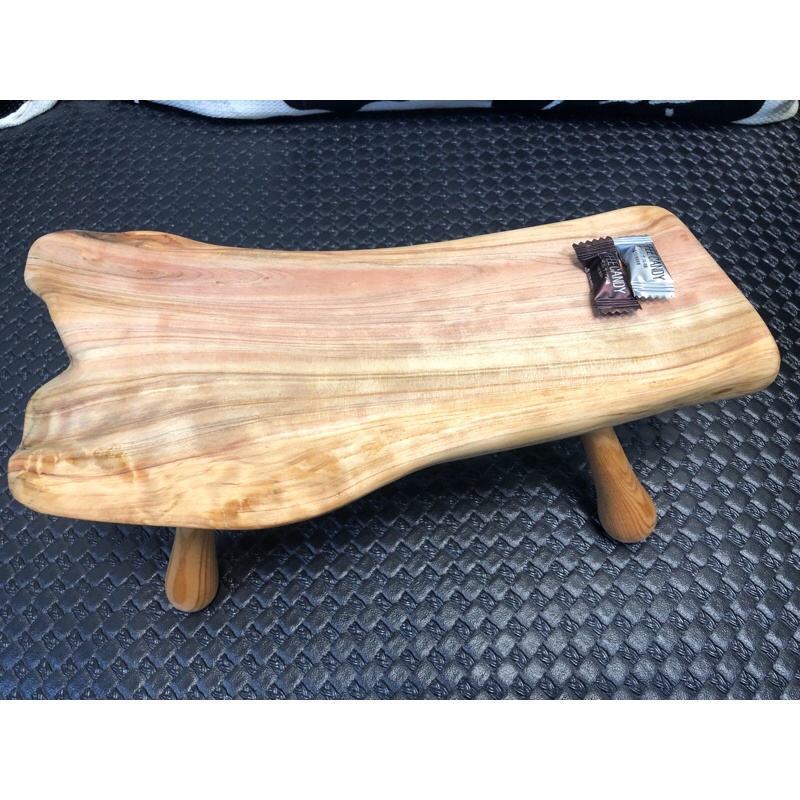 檜木恆久遠 一件永流傳 台灣紅檜 樹頭料 閃折花顯眼 小板凳 連椅腳也是台灣紅檜 檯座 飾品 置物盤 紅檜的梅香味