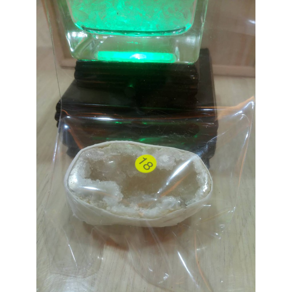 (No.N018) 摩洛哥白水晶 迷你晶洞 + 七彩LED 燈座