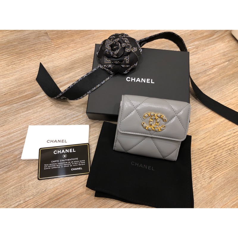 (已售）訂金-專櫃已調漲Chanel 19 短夾 三折 限量灰色 防刮羊皮 新款 正品 可刷卡