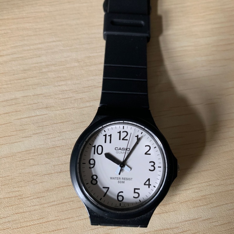 卡西歐 白底指針錶 簡約風格
