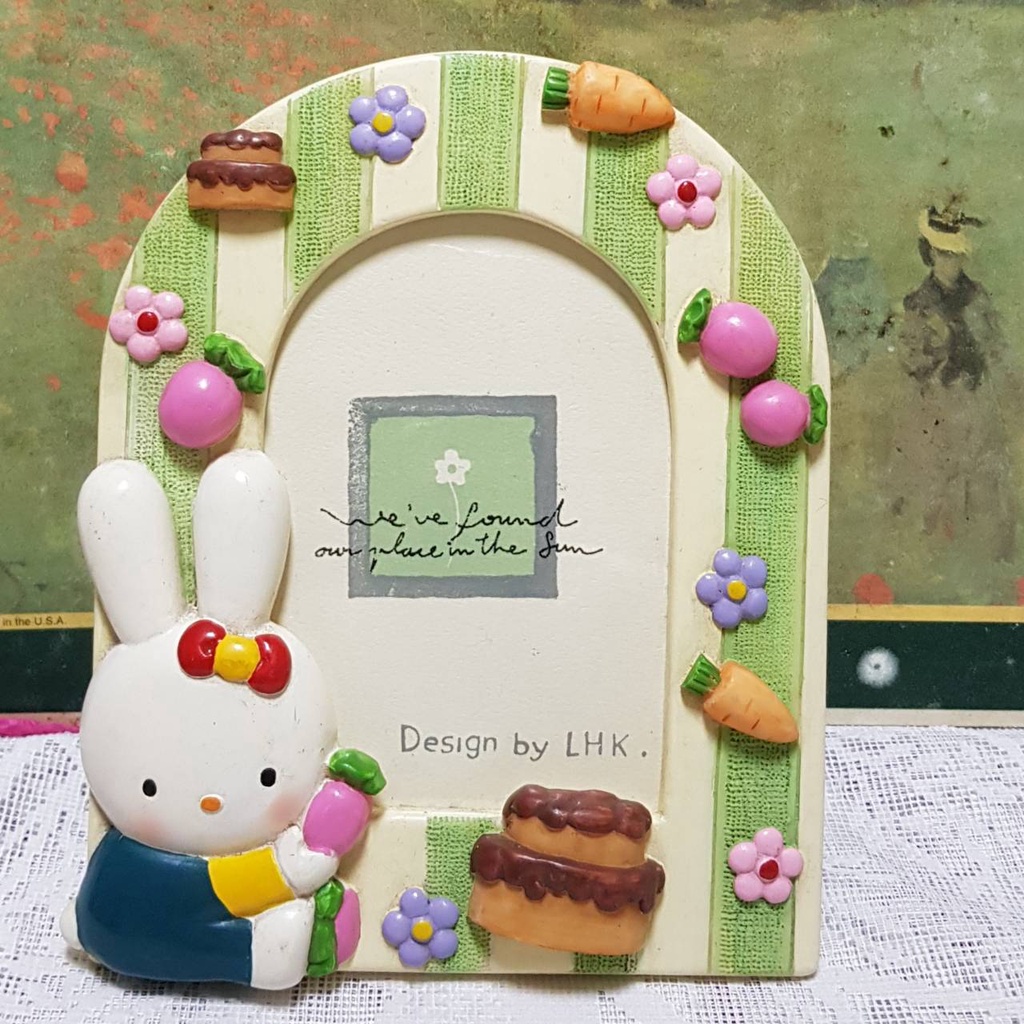 由LHK設計 可愛兔兔與蛋糕 桌上型陶瓷 擺飾 相框 適合客廳 書桌 床頭 辦公桌 可放3x4.5吋照片
