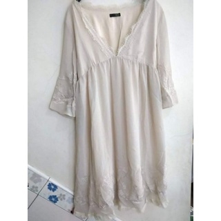 0817 日本購入 日本品牌 高單價 絕美款 宮廷風 華麗感 精緻刺繡睫毛蕾絲 下擺刺繡花朵 V領 性感 長上衣洋裝