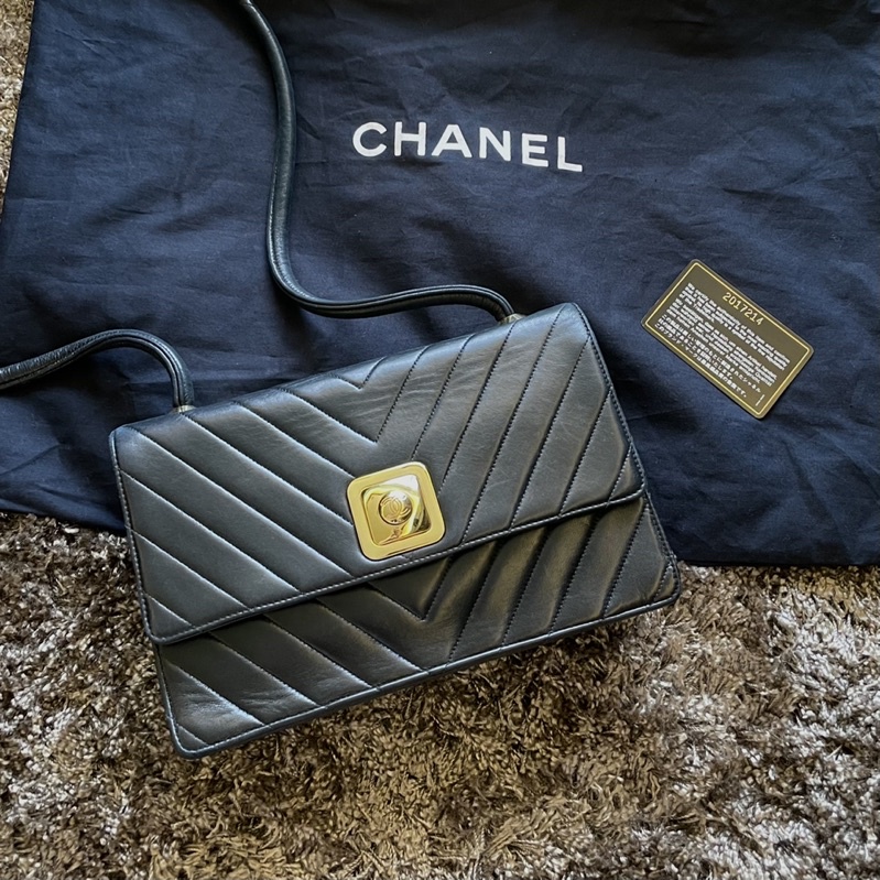 已售出 Chanel Vintage25 香奈兒山形紋黑金小牛皮老香包 含保卡 防塵袋 雷射標85新 蝦皮購物