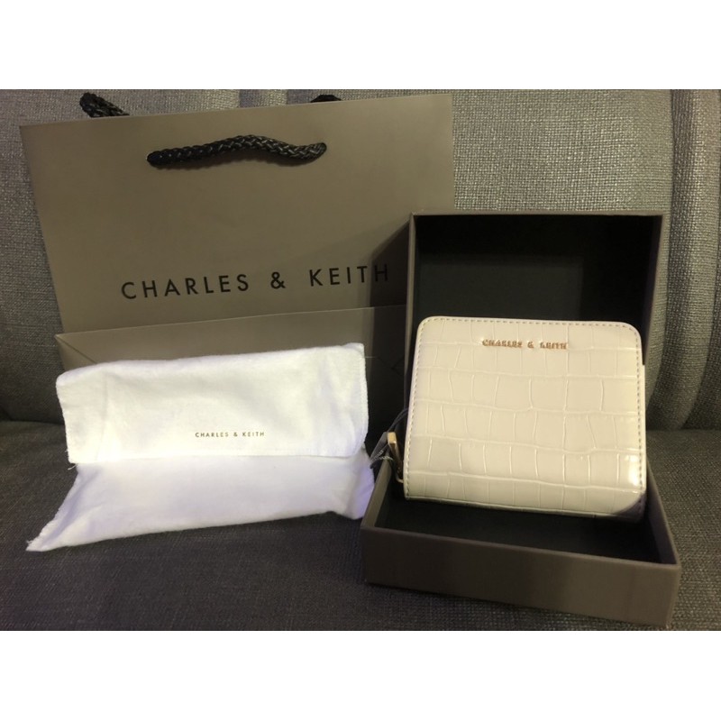 小CK Charles &amp; Keith  拉鍊式短夾(奶油色)