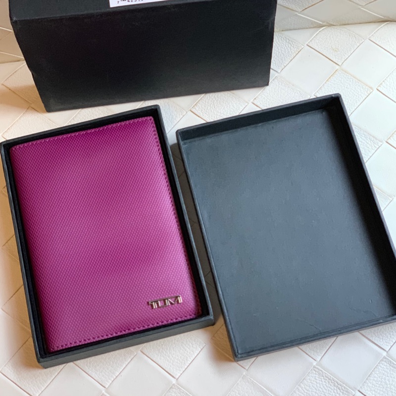 TUMI 紫色護照夾 幾乎全新（合買有特價）