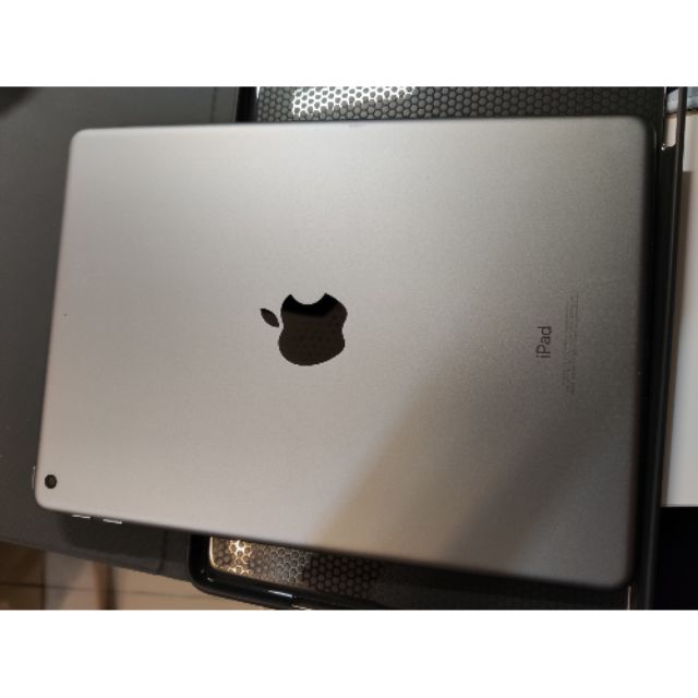 Apple iPad 6th 128g 銀白 2018 ( 二手  附原廠充電器 充電線)