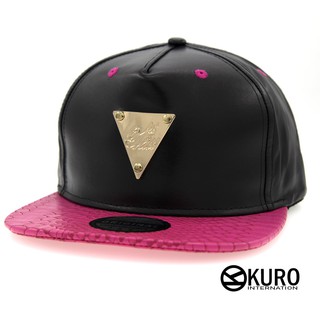 KURO-SHOP黑色桃紅色蟒蛇紋皮革金色三角牌潮流板帽棒球帽