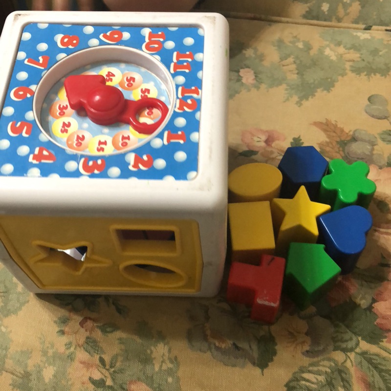 二手寶寶玩具  形狀積木 配對遊戲～積木有少～總共八個～還有一面是時鐘可以玩