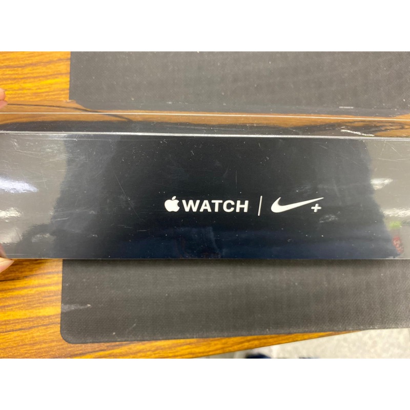 Apple Watch serial4 全新未拆封。40mm 銀鋁。4G 雪白氈 MTXF2