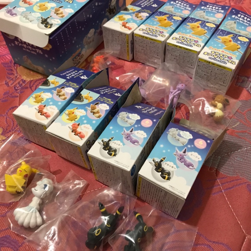 正版神奇寶貝寶可夢 日本盒玩 超萌睡覺抱抱手機保護套 療癒滿分 皮卡丘 伊布 六尾 太陽精靈 月亮精靈 阿羅拉六尾