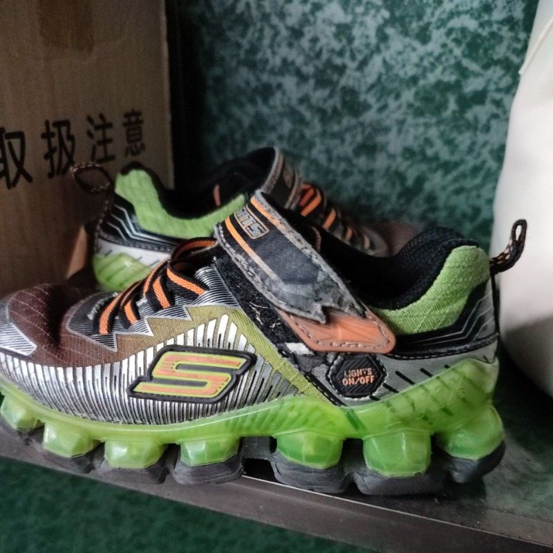 s牌 sKechers 發光童鞋 18Cm 沒有很舊只求賣掉