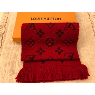 LV M72432 Monogram LOGO MANIA 羊毛針織圍巾(紅色現貨）