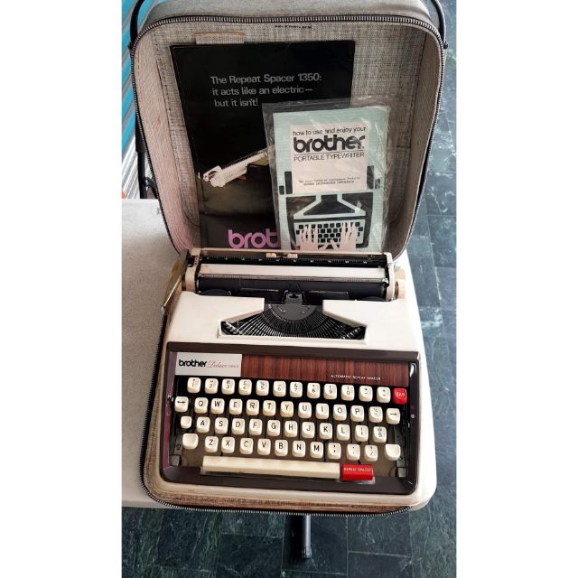 老古董日本名古屋製brother英打打字機有歴史的鏽斑，外觀保持算不錯