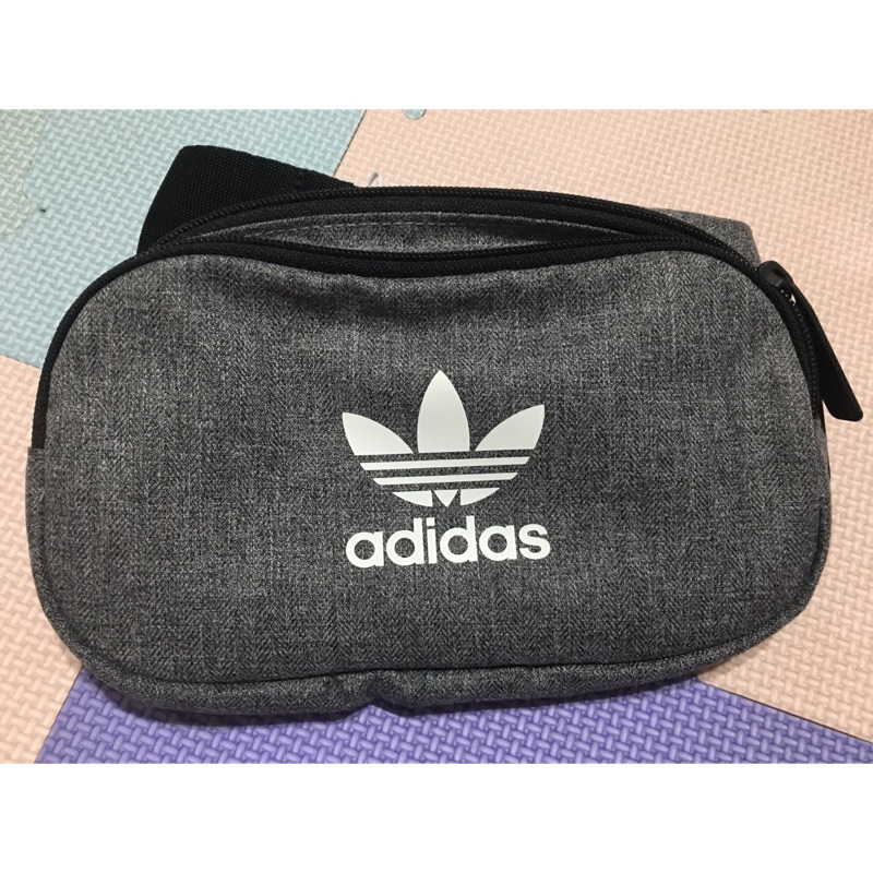 ADIDAS ORIGINALS CROSSBODY BAG 三葉草 腰包 斜灰色 DV2403