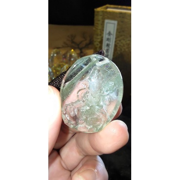 翠綠幽靈【弘一水晶】玻璃體 千層金字塔 帶彩虹光🌈 雕刻綠度母菩薩 翠綠幽靈吊墜（附墜繩）