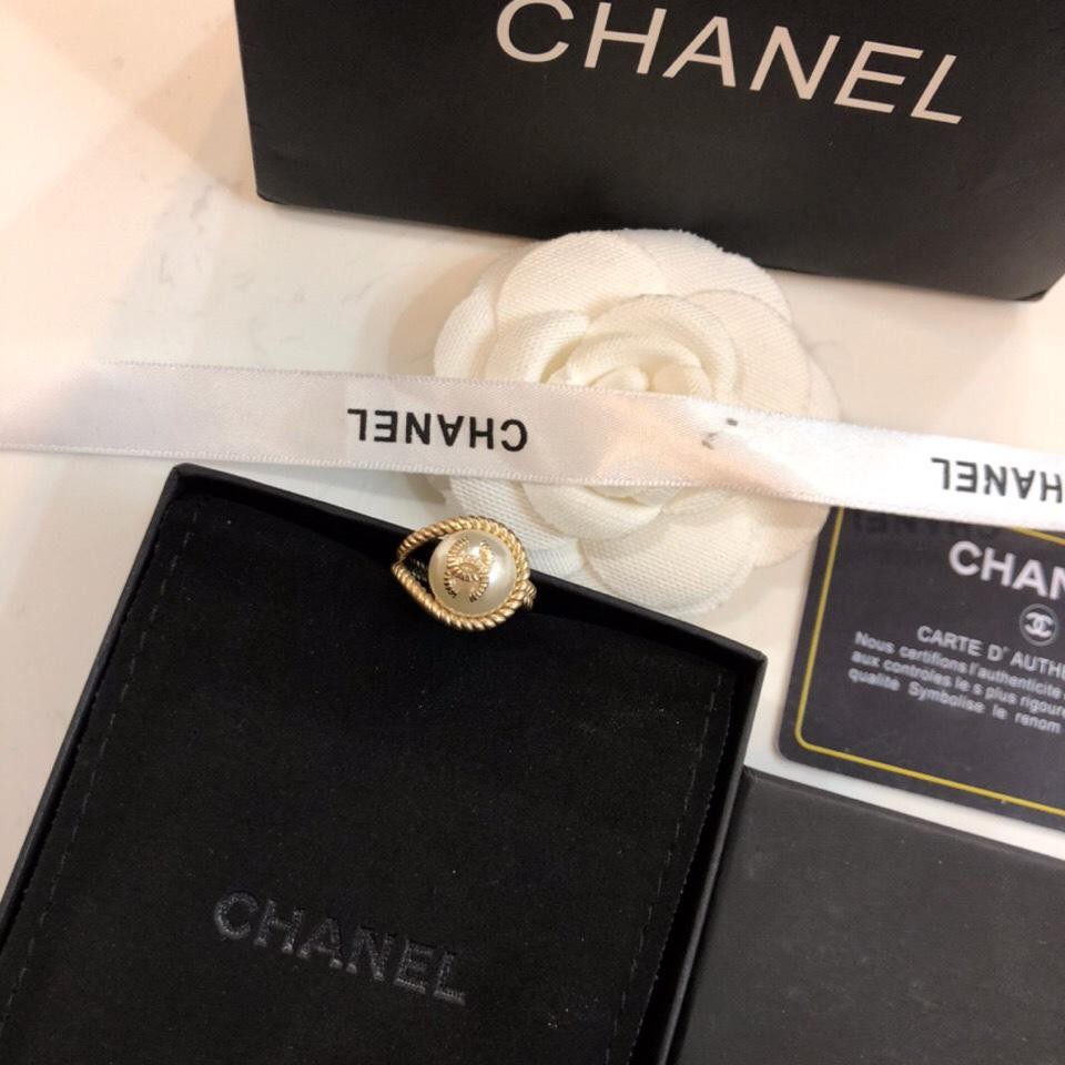 實拍爆款 香奈兒 Chanel戒指戒指簡約百搭款超美跟一樣制作美麗的東西不需要華麗的背景隨便拍拍就超美 明全新