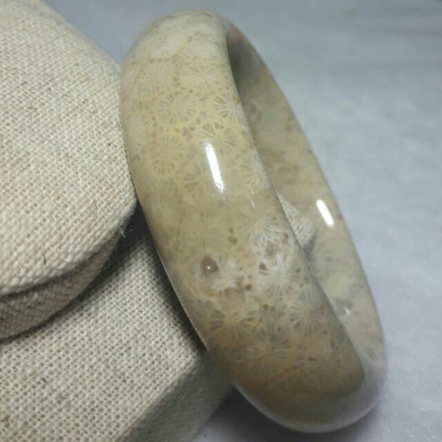 晶礦手工 珊瑚玉水晶共生粉 金黃色花紋手鐲 17 5圍 蝦皮購物