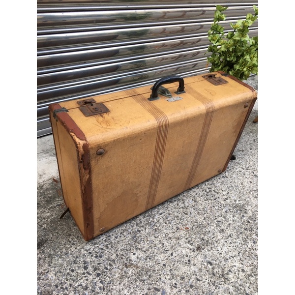 稀有古董行李箱（木料硬殼、完整稀有）⋯ #古董#行李箱#擺設#文青#行#收藏