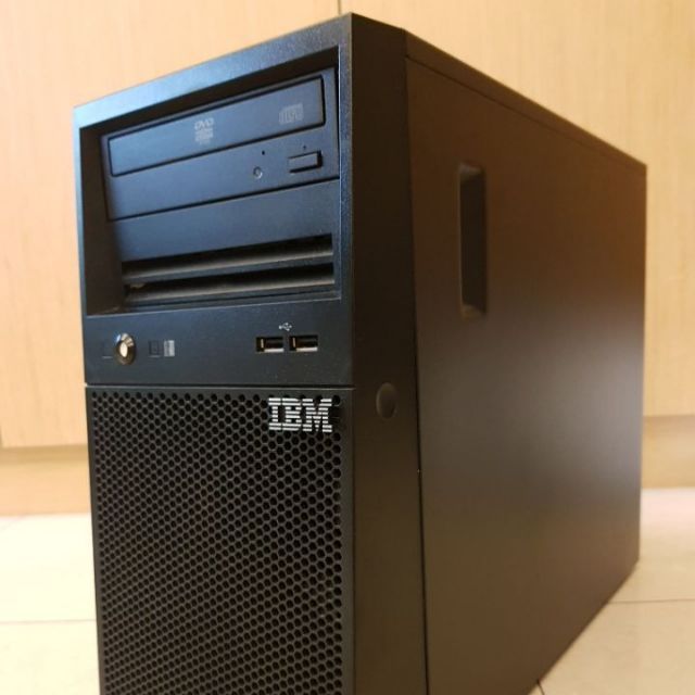 9成5新 功能良好
IBM X3100 M4 (2582-IQA) 非熱抽SATA單CPU直立式伺服器，附原廠鍵盤
